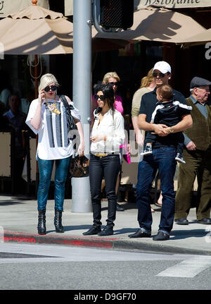 Kourtney Kardashian und Scott Disick Partner und ihr Sohn Mason Dash Disick verlassen La Scala Restaurant nach dem Mittagessen. Los Angeles, Kalifornien - 15.03.11 Stockfoto