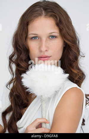 Porträt einer Frau mit einem Staubwedel Stockfoto