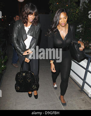 Kelly Rowland und Serena Williams angekommen STK Restaurant Los Angeles, Kalifornien - 15.03.11 Stockfoto