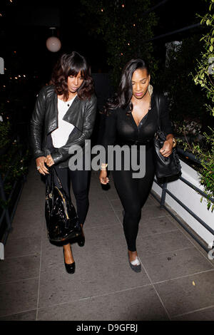 Kelly Rowland und Serena Williams angekommen STK Restaurant Los Angeles, Kalifornien - 15.03.11 Stockfoto