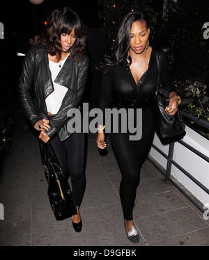 Kelly Rowland und Serena Williams angekommen STK Restaurant Los Angeles, Kalifornien - 15.03.11 Stockfoto