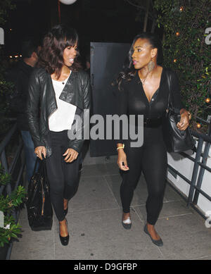 Kelly Rowland und Serena Williams angekommen STK Restaurant Los Angeles, Kalifornien - 15.03.11 Stockfoto