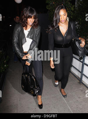 Kelly Rowland und Serena Williams angekommen STK Restaurant Los Angeles, Kalifornien - 15.03.11 Stockfoto