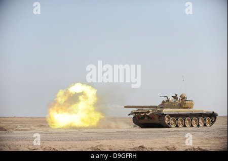 Ein irakischen t-72 Panzer feuert auf die Besmaya Gunnery Range, Irak. Stockfoto