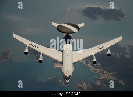 25. Juni 2009 - führt A US Air Force e-3 Sentry Flugzeug einen Flug vor der Küste Südkoreas. Stockfoto
