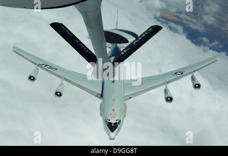 Eine US-Air Force e-3 Sentry bewegt sich in tanken Stellung. Stockfoto