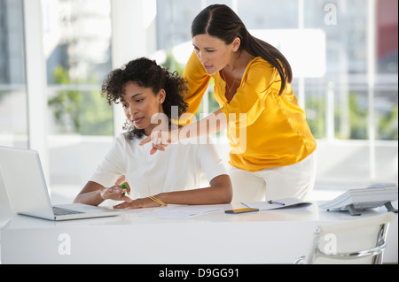 Zwei Freundinnen, die Überprüfung der Rechnung auf einem Laptop zu Hause Stockfoto