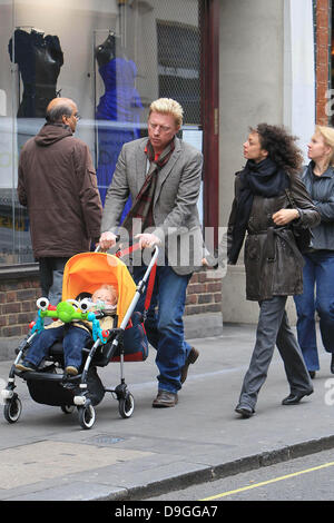 Boris Becker, gehen seine Frau Sharlely Kerssenberg aka Lilly Kerssenberg und ihrem Sohn Amadeus für einen Spaziergang im Zentrum von London London, England - 16.03.11 Stockfoto