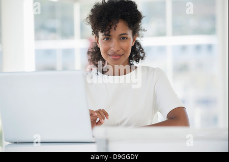 Porträt einer Frau, die auf einem Laptop zu Hause arbeiten Stockfoto