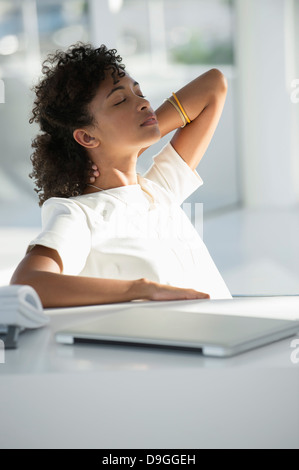 Frau auf einem Stuhl zu Hause entspannen Stockfoto