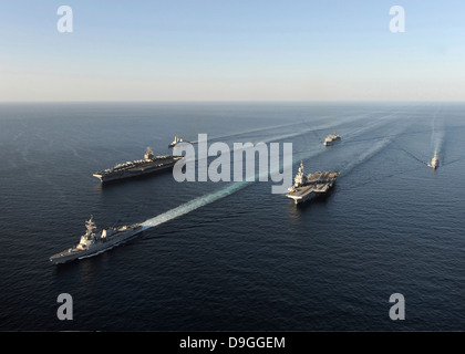 Flotte von Marineschiffen transit das Arabische Meer. Stockfoto