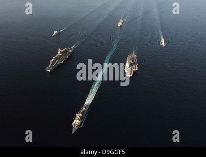 Flotte von Marineschiffen transit das Arabische Meer. Stockfoto