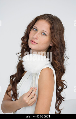 Porträt einer schönen Frau mit einem Staubwedel Stockfoto