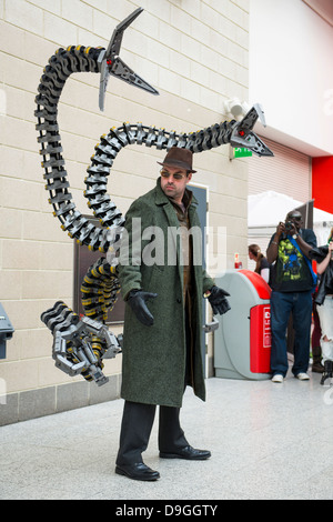 LONDON, UK - 26.Mai: Doctor Octopus Cosplayer posiert auf der MCMExpo im Excel Centre. 26. Mai 2013 in London. Stockfoto