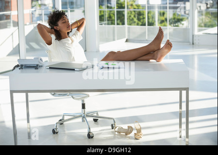 Frau auf einem Stuhl zu Hause entspannen Stockfoto