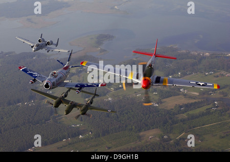 Eine a-10 Thunderbolt, f-86 Sabre, p-38 Lightning und p-51 Mustang im Flug. Stockfoto