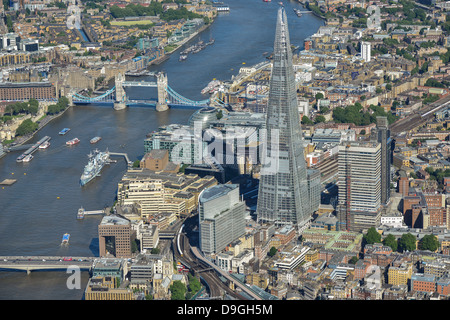 Luftaufnahme des Shards mit der Themse und Tower Bridge. Stockfoto