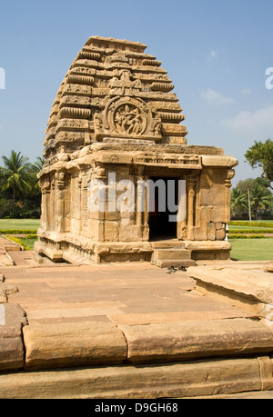 Jambuligaswara Tempel mit tanzenden Shiva eingraviert auf der Vorderseite des Turms an Pattadakal, Bagalkot Bezirk, Karnataka, Indien, Asien Stockfoto