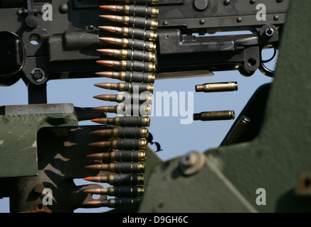 Verbrauchte Messing fällt aus einem Maschinengewehr. Stockfoto