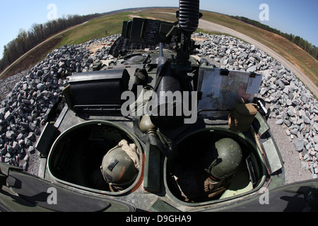 2. April 2010 - bereiten Light Armored Vehicle "Gunners", ihre Sehenswürdigkeiten in Fort Pickett, Virginia zu kalibrieren. Stockfoto