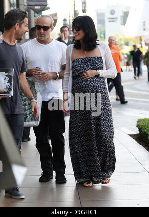 Selma Blair verlassen Barnes &amp; Noble mit ihrem Freund Jason Bleick (C) Hollywood, Kalifornien - 16.03.11 Stockfoto