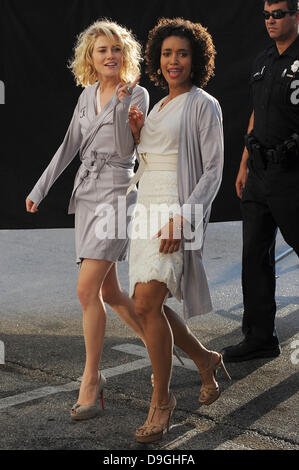 Rachael Taylor und Annie Ilonzeh am Set der neuen TV-Serie "Charlies Angels" in South Beach Miami Beach, Florida - 16.03.11 Stockfoto