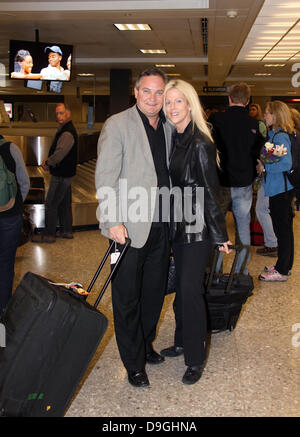 White House Party Crasher Tareq Salahi und Michaele Salahi ankommen am Flughafen Washington Dulles nach den Dreharbeiten ihre Episode von Celebrity Rehab, die Show Michaeli Salahi angepfiffen wurde. Washington DC, USA - 16.03.11 Stockfoto