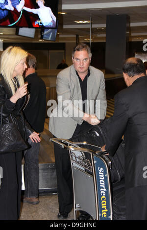 White House Party Crasher Tareq Salahi und Michaele Salahi ankommen am Flughafen Washington Dulles nach den Dreharbeiten ihre Episode von Celebrity Rehab, die Show Michaeli Salahi angepfiffen wurde. Washington DC, USA - 16.03.11 Stockfoto