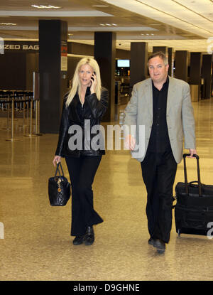 White House Party Crasher Tareq Salahi und Michaele Salahi ankommen am Flughafen Washington Dulles nach den Dreharbeiten ihre Episode von Celebrity Rehab, die Show Michaeli Salahi angepfiffen wurde. Washington DC, USA - 16.03.11 Stockfoto