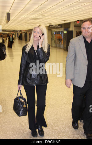 White House Party Crasher Tareq Salahi und Michaele Salahi ankommen am Flughafen Washington Dulles nach den Dreharbeiten ihre Episode von Celebrity Rehab, die Show Michaeli Salahi angepfiffen wurde. Washington DC, USA - 16.03.11 Stockfoto