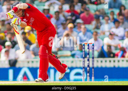 LONDON, ENGLAND - 19.Juni: Englands Ian Bell schlägt den Ball und ist von AB de Villiers (c ertappt Stockfoto