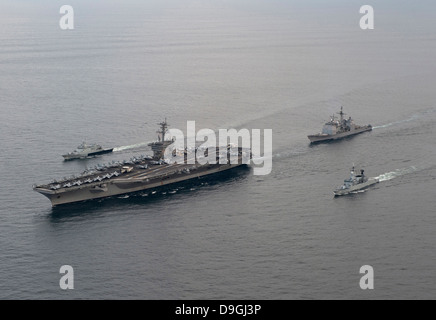 Schiffe der US Navy und der Royal Malaysian Navy. Stockfoto