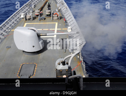 Eine Mk-45 5-Zoll-.54-Kaliber Pistole feuert an Bord USS Cowpens. Stockfoto
