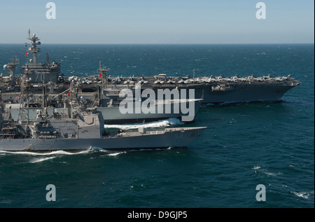 Im Gange Schiffe Nachschub auf dem Meer mit US-Marine im Persischen Golf. Stockfoto