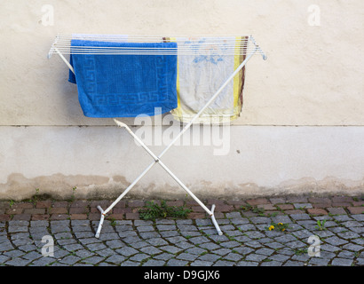 Alte Kunststoff Wäscheständer zum Trocknen Handtücher und Kleidung nach dem Waschen außerhalb in Straße Stockfoto