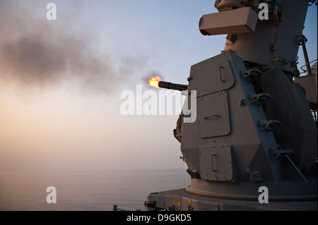 Ein MK-15 Close-in Weapon System wird an Bord der USS Cape St. George ausgelöst. Stockfoto