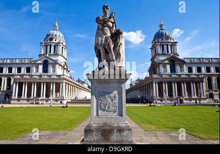 Die Statue von König George II mit Königin Mary und König William Gericht in Greenwich, London. Stockfoto