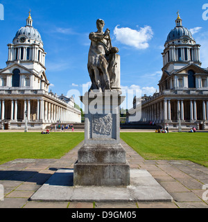 Die Statue von König George II mit Königin Mary und König William Gericht in Greenwich, London. Stockfoto