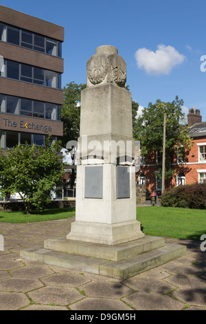 Kriegerdenkmal oder den Krieg Toten des ersten und zweiten Weltkriege im Garten neben der unitarischen Kirche in Bury, Lancashire. Stockfoto