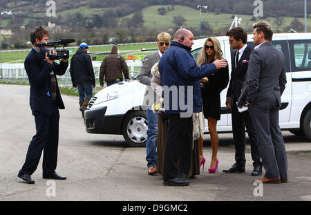 Katie Price, aka Jordan mit gemeldeten Freund Leandro Pena Ankunft auf dem Cheltenham Festival Cheltenham, England - 18.03.11 Stockfoto