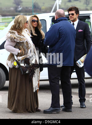 Katie Price, aka Jordan mit gemeldeten Freund Leandro Pena Ankunft auf dem Cheltenham Festival Cheltenham, England - 18.03.11 Stockfoto