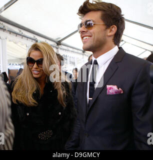 Katie Price, aka Jordan mit gemeldeten Freund Leandro Pena Ankunft auf dem Cheltenham Festival Cheltenham, England - 18.03.11 Stockfoto