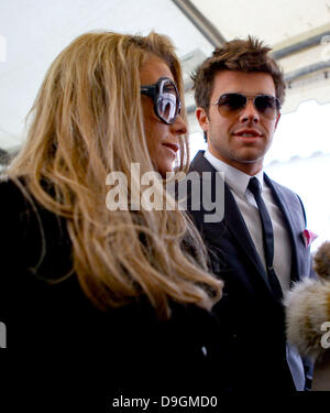 Katie Price, aka Jordan mit gemeldeten Freund Leandro Pena Ankunft auf dem Cheltenham Festival Cheltenham, England - 18.03.11 Stockfoto