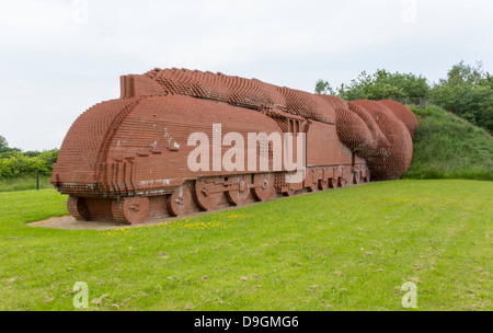 Der Zug baute eine Skulptur des Bildhauers David Mach mit Steinen an Morton Park Darlington Co. Durham Stockfoto