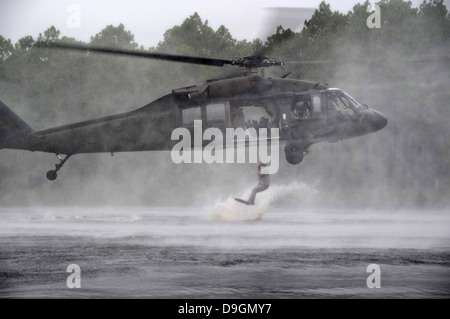 US Army Airborne Commandos mit der 7th Special Forces Group Sprung von einem UH60 Black Hawk Hubschrauber in Mott See bei Helocast training 27. Juli 2012 in Fort Bragg, NC. Stockfoto