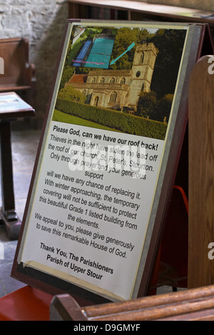 Bitte Gott können wir unser Dach zurück Aushang in der Kirche von St. Peter in Stourton, Wiltshire im Juni Stockfoto