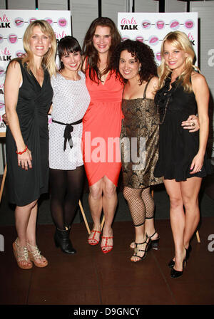 Andrea Bendewald, Constance Zimmer, Brooke Shields, Eileen Galindo und Nicole Paggi hielt die Premiere des "Girls Talk" Darsteller Brooke Shieldss am Lee Strasberg Theatre - nach der Party Los Angeles, Kalifornien - 18.03.11 Stockfoto