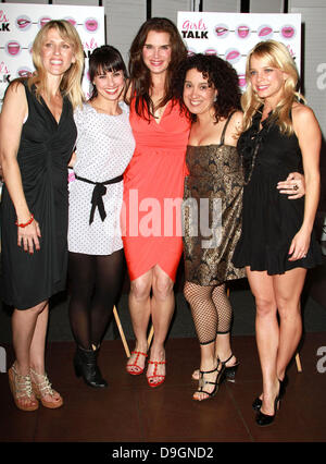 Andrea Bendewald, Constance Zimmer, Brooke Shields, Eileen Galindo und Nicole Paggi hielt die Premiere des "Girls Talk" Darsteller Brooke Shieldss am Lee Strasberg Theatre - nach der Party Los Angeles, Kalifornien - 18.03.11 Stockfoto