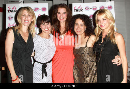 Andrea Bendewald, Constance Zimmer, Brooke Shields, Eileen Galindo und Nicole Paggi hielt die Premiere des "Girls Talk" Darsteller Brooke Shieldss am Lee Strasberg Theatre - nach der Party Los Angeles, Kalifornien - 18.03.11 Stockfoto