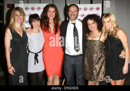 Andrea Bendewald, Constance Zimmer, Brooke Shields, Roger Kumble, Eileen Galindo und Nicole Paggi hielt die Premiere des "Girls Talk" Darsteller Brooke Shieldss am Lee Strasberg Theatre - nach der Party Los Angeles, Kalifornien - 18.03.11 Stockfoto